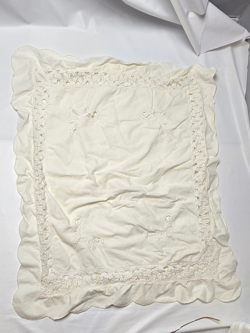 Set Of 2 Scalloped Edge Cream Decorative Embroidered Pillow Sham with Lace Inset